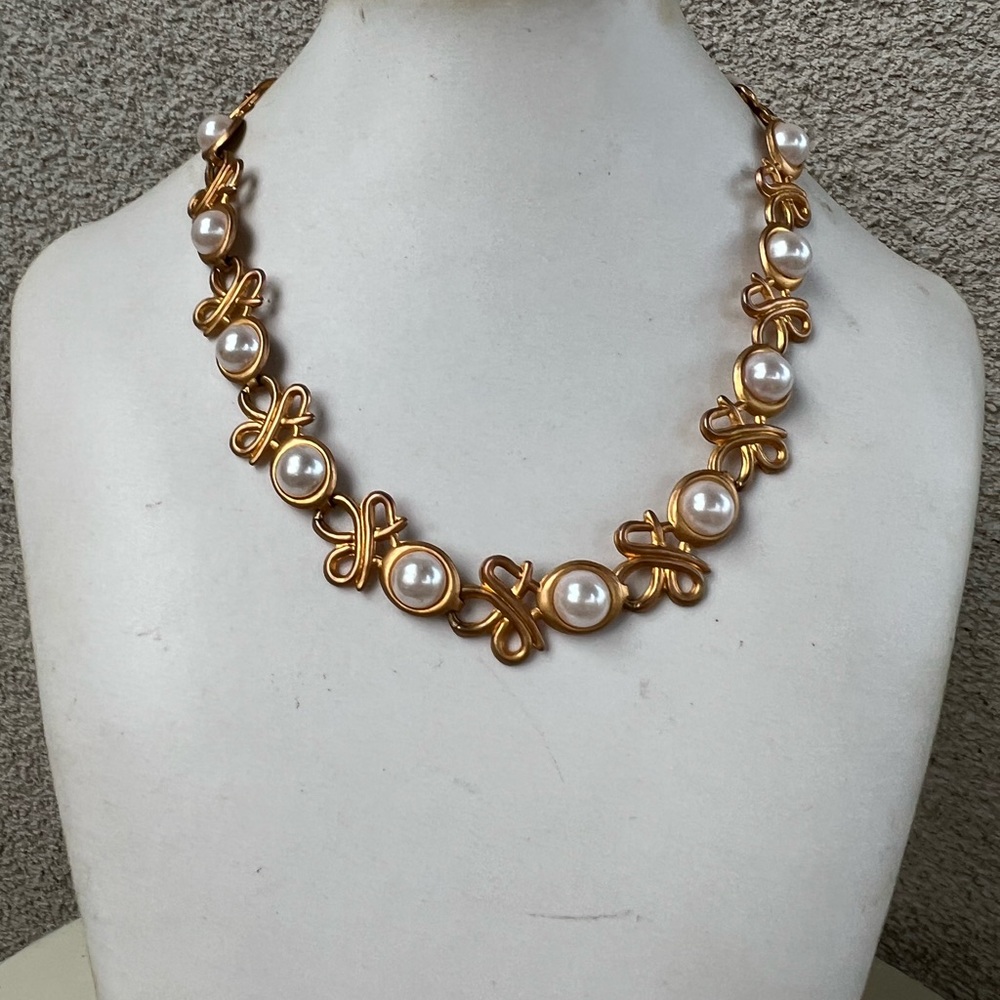 Vintage glam 80s fashion matte golden swirls choker necklace with faux pearls